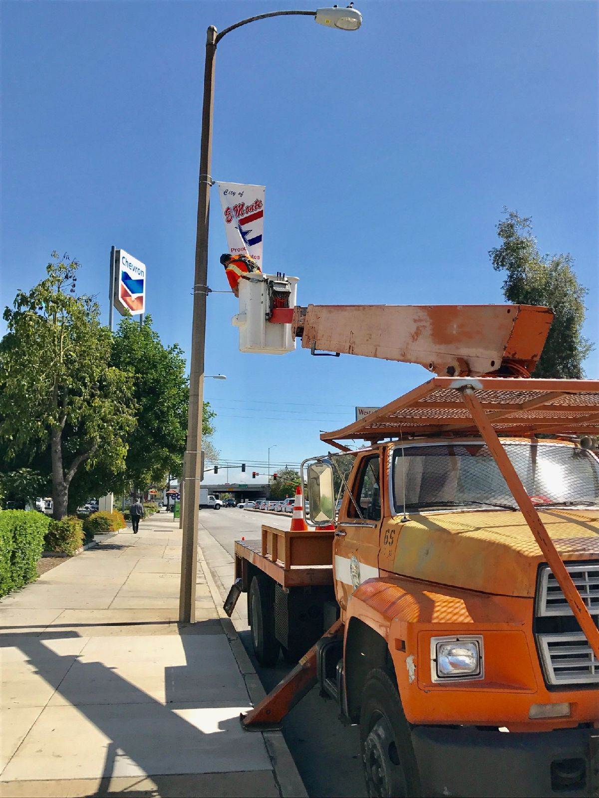 Repairing a street lamp